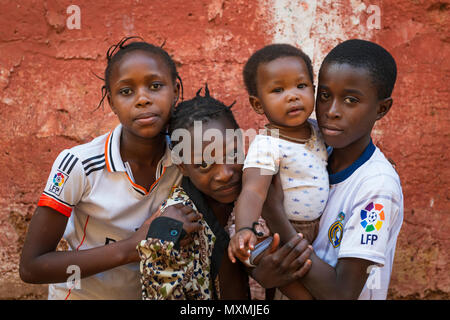 Bissau, Repubblica di Guinea Bissau - 31 Gennaio 2018: gruppo di bambini al di fuori della loro casa al Cupelon de Cima quartiere nella città di Bissau, Foto Stock