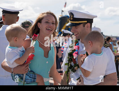 161118-N-LY160-187 JOINT BASE PEARL HARBOR-HICKAM, Hawaii (nov. 18, 2016) Lt. William Spears, da Pineville, Louisiana, assegnato al Los Angeles-classe fast-attacco sommergibile USS Columbia (SSN 771), è accolto da sua moglie e bambini in seguito al completamento di un periodo di sei mesi di distribuzione all'Oceano Pacifico occidentale. (U.S. Navy foto di Sottufficiali di 2a classe di Michael H. Lee) Foto Stock