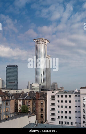 Un mix di architettura moderna e tradizionale, con Westendstrasse 1 blocco a torre e abitazioni in primo piano, Frankfurt am Main, Germania. Foto Stock