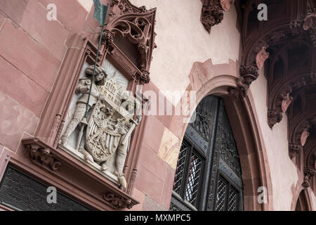 Close up dettaglio del Municipio e signore sindaco di edificio (Romer), che mostra il Römer edifici, lo stemma e 2 cavalieri, Frankfurt am Main, Germania. Foto Stock