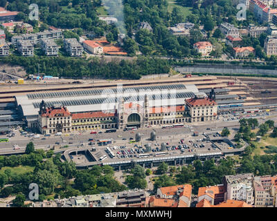 Vista aerea su dalla principale stazione ferroviaria di Praga, Hlavni Nadrazi, principale più grande e la più trafficata Stazione ferroviaria aperto nel 1871 a Praga, Repubblica Ceca. Vista dal Foto Stock