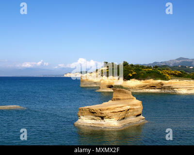 Arenaria uniche e le formazioni rocciose a Sidari Beach, Corfù, Grecia Foto Stock