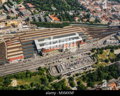 Vista aerea su dalla principale stazione ferroviaria di Praga, Hlavni Nadrazi, principale più grande e la più trafficata Stazione ferroviaria aperto nel 1871 a Praga, Repubblica Ceca. Vista dal Foto Stock