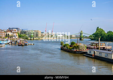 Una vista guardando giù il fiume il Tamigi verso la Hammersmith Bridge di Londra. Foto Stock