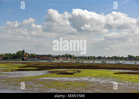 Bosham villaggio nel porto di Chichester a bassa marea su una soleggiata giornata di primavera (Chiesa della Santa Trinità è il più antico sito del cristianesimo nel Sussex) Foto Stock