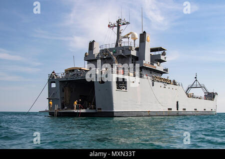 Soldati con l'Ingegnere 511th Dive distacco da Fort Eustis, Virginia, mantenere i cavi ombelicali che la fornitura di ossigeno per i subacquei al di sotto della superficie del Golfo Arabico, al largo della costa del Kuwait Base Navale, mentre essi condotta diver formazione nov. 18, 2016. L'unità eseguito varie tecniche di Diving e immersioni certificata i supervisori nel protocollo di emergenza in tutta l'esercizio, il funzionamento profondo blu, migliorando il team della preparazione complessiva e la capacità di supportare U.S. Esercito missioni centrale. (U.S. Esercito foto di Sgt. Angela Lorden) Foto Stock