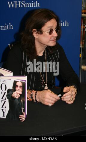 Manchester, UK, Ozzy Osbourne segni copie della sua autobiografia di credito Fairbrother Ian/Alamy Stock Foto Foto Stock