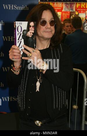 Manchester, UK, Ozzy Osbourne segni copie della sua autobiografia di credito Fairbrother Ian/Alamy Stock Foto Foto Stock