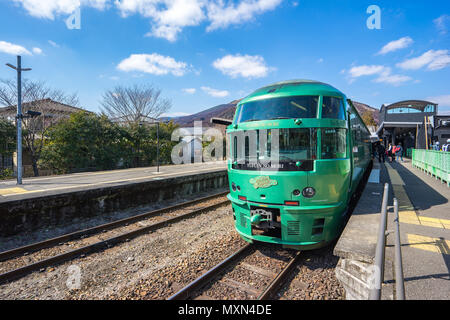 Fukuoka, Giappone - 9 Febbraio 2018: limitata Express Yufuin no Mori treno sono limitate treno express servizi operati dalla Kyushu Azienda ferroviaria (JR Kyus Foto Stock