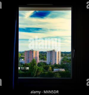 Guardando fuori della finestra sul blocco di edifici, Francia Foto Stock