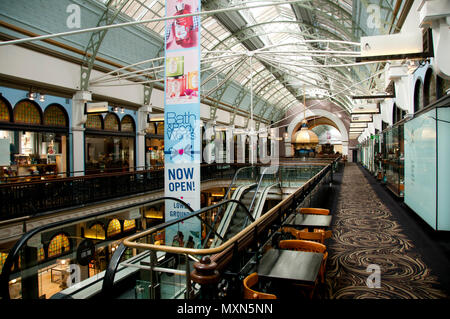 SYDNEY, Australia - Aprile 4, 2018: Shopping pavimenti al QVB edificio Foto Stock