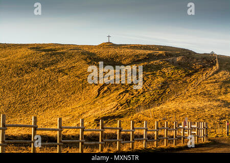 Croce in una Campagna, Lago di la Godivelle, Puy de Dome reparto, Auvergne Rhône Alpes, Francia Foto Stock