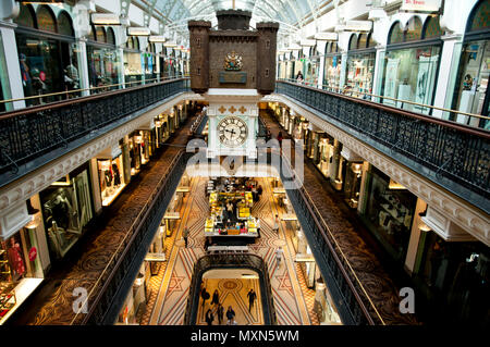 SYDNEY, Australia - Aprile 4, 2018: Shopping pavimenti al QVB edificio Foto Stock