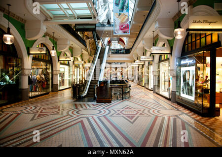 SYDNEY, Australia - Aprile 4, 2018: Shopping pavimenti al QVB edificio Foto Stock