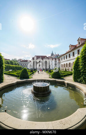 La fontana nel giardino del Senato a Praga Foto Stock