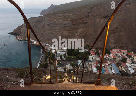 Visualizza in basso i 699 gradini della scala di Giacobbe che salire la Collina della scaletta da Jamestown, visto in background al crepuscolo. Scaletta Hill, St Helena Foto Stock