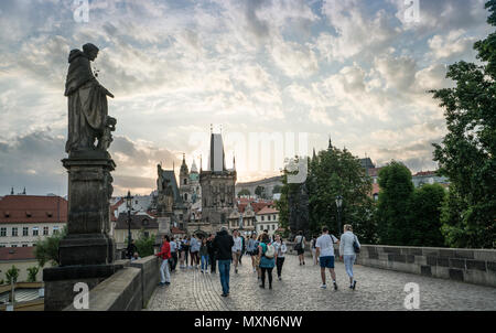 I turisti a piedi sul ponte Carlo al tramonto a Praga, Repubblica Ceca Foto Stock