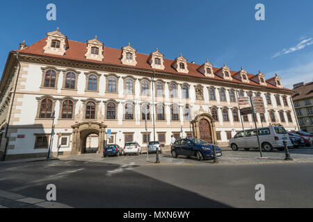 Veduta della facciata del Palazzo del Senato a Praga, Repubblica Ceca Foto Stock