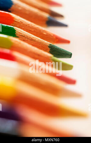 Diverse matite colorate su sfondo bianco ,foto macro , composizione verticale , Foto Stock