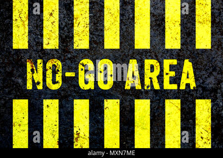 "No-Go Area" segno di avvertimento in giallo lettere dipinta su una schifezza parete in calcestruzzo con strisce gialle. Segno come concetto per: non inserire la zona, cautela Foto Stock
