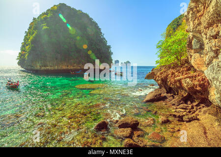 Punto di vista popolare di montagna in pietra calcarea e longtail barche in acque turchesi a Loh Samah bay a Ko Phi Phi Leh e Phi Phi Islands, sul Mare delle Andamane. Durante la stagione estiva. Bellissimo paesaggio vicino a Maya Bay. Foto Stock