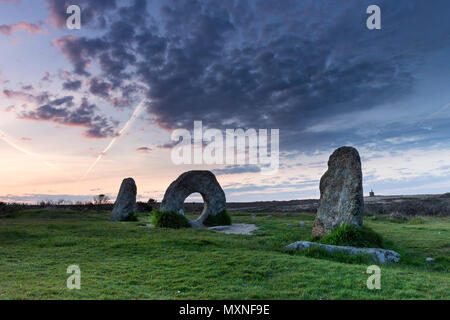 Luce Pre-Dawn illuminare gli uomini-un-Tol pietre in piedi vicino a Madron, Cornwall, Regno Unito Foto Stock