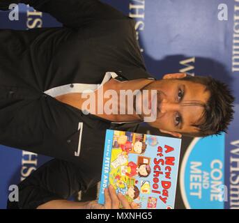 Manchester, UK, Peter Andre segni copie dei suoi nuovi libri per bambini a Whsmith: Informare Trafford Centr, Credito Ian Fairbrother/Alamy Stock Foto Foto Stock