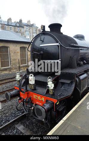 Un treno a vapore lasciando la stazione di Whitby sulla North York Moors Railway. Il modello è una B1 classe progettato da Edward Thompson in esecuzione tra 1947 a 1965 Foto Stock