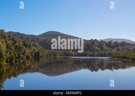 Alberi riflessa nel fiume Gordon, costa Ovest della Tasmania Foto Stock