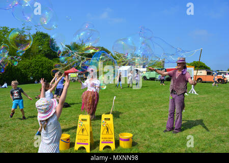 Bubblemania rendendo le bolle di sapone per intrattenere la folla annuale di Sherborne Castle Country Fair, Sherborne, Dorset, Inghilterra. Foto Stock