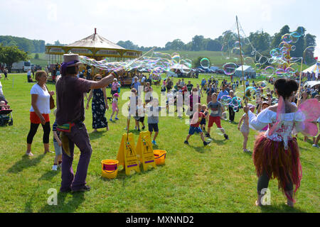 Bubblemania rendendo le bolle di sapone per intrattenere la folla annuale di Sherborne Castle Country Fair, Sherborne, Dorset, Inghilterra. Foto Stock