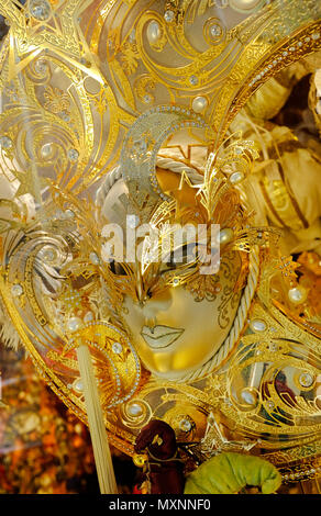 Oro carnevale veneziano maschere in vetrina, Venezia, Italia Foto Stock