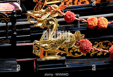 Golden Horse dettaglio sulla gondola veneziana, Venezia, Italia Foto Stock