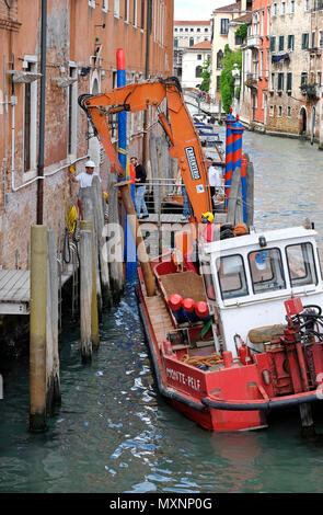 Operai a Venezia la rimozione del vecchio posto di ormeggio, Italia Foto Stock