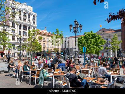 Madrid, Spagna. Le caffetterie e i bar sulla Plaza de Santa Ana a pranzo, quartiere di Huertas, Madrid, Spagna Foto Stock