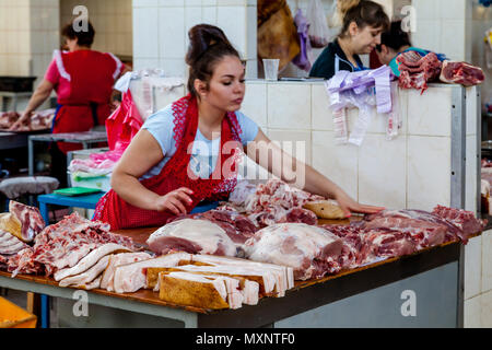 Carni fresche per la vendita al mercato Privoz, Odessa, Ucraina Foto Stock