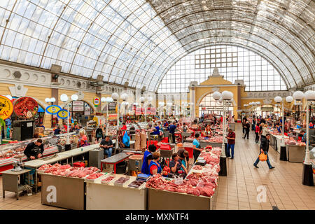 Carni fresche per la vendita al mercato Privoz, Odessa, Ucraina Foto Stock