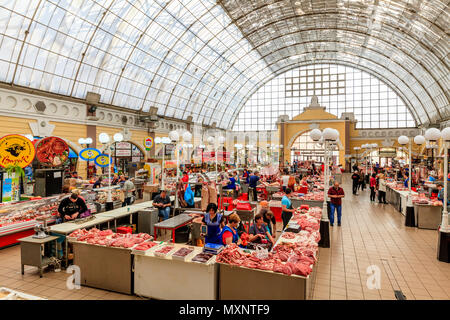 Carni fresche per la vendita al mercato Privoz, Odessa, Ucraina Foto Stock