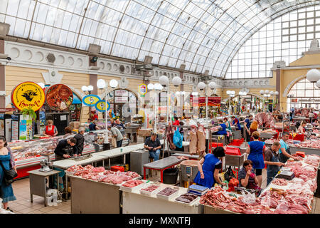 Carni fresche per la vendita al mercato Privoz, Odessa, Ucraina Foto Stock