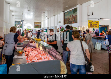 Carni fresche per la vendita al mercato Privoz, Odessa, Ucraina Foto Stock