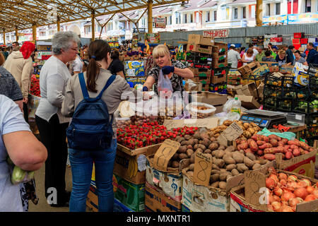 Popolo ucraino di acquistare frutta e verdura fresca al mercato Privoz, Odessa, Ucraina Foto Stock