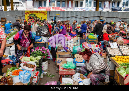 Popolo ucraino di comprare cibo a Privoz Mercato, Odessa, Ucraina Foto Stock