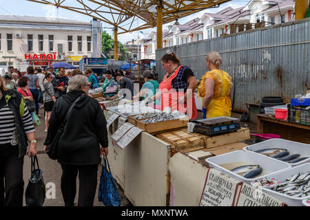 Pesce fresco in vendita al mercato Privoz, Odessa, Ucraina Foto Stock