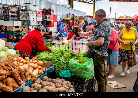 Popolo ucraino di shopping per ortaggi freschi al mercato Privoz, Odessa, Ucraina Foto Stock