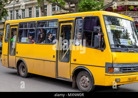 La popolazione locale su un bus, Odessa, Ucraina Foto Stock