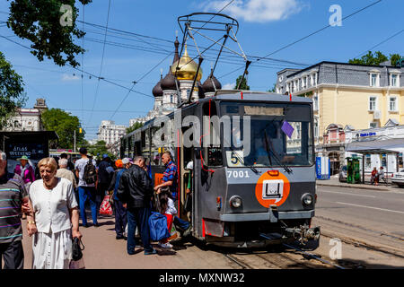 La popolazione locale di salire a bordo di un Tram, Odessa, Ucraina Foto Stock