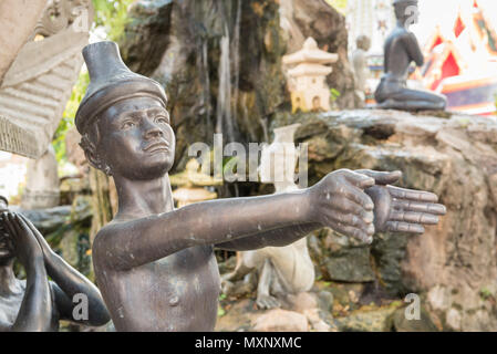 Una statua di bronzo che illustra il massaggio di rilassamento snd presso il Wat Pho tempio del Buddha recloning Bangkok, Thailandia Foto Stock