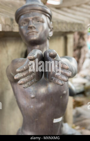 Una statua di bronzo che illustra il massaggio di rilassamento snd presso il Wat Pho tempio del Buddha recloning Bangkok, Thailandia Foto Stock