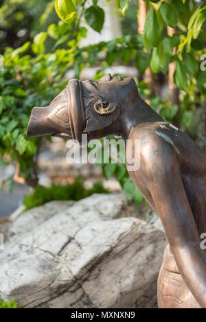 Una statua di bronzo che illustra il massaggio di rilassamento snd presso il Wat Pho tempio del Buddha recloning Bangkok, Thailandia Foto Stock