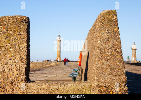 Una vista guardando a nord verso il basso Whitby Est del molo. Foto Stock